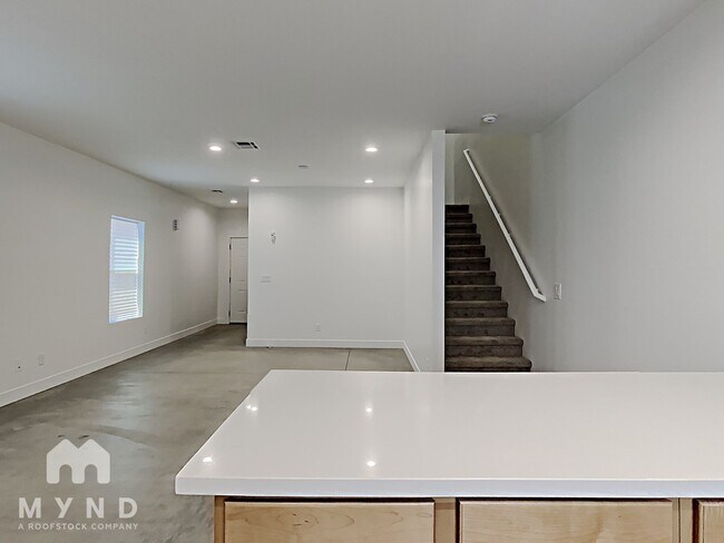 Building Photo - 909 S 5th Ave Unit 2