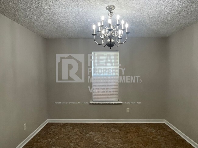 Building Photo - Stunning Three Bedroom Home in a Great Nei...