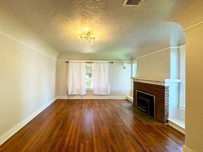 Building Photo - 1100 W 4th Ave