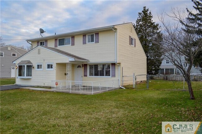 Building Photo - 33 Tennyson St