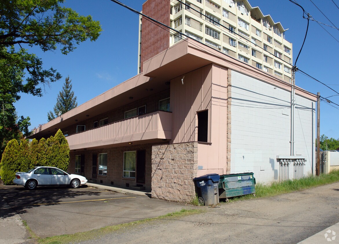 Building Photo - Lincoln Manor