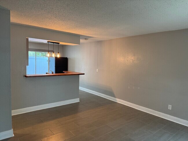 Building Photo - 7917 Lakeshore Dr