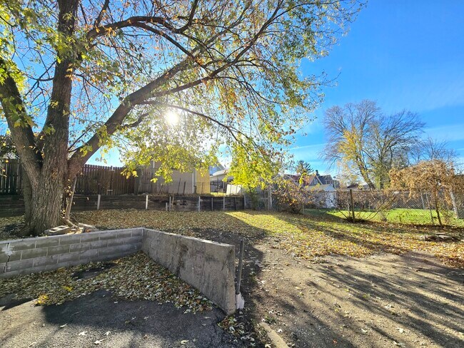 Building Photo - 328 Rosewood Ave