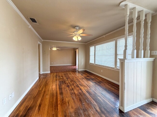 Building Photo - "Charming 2-Bedroom with Bonus Room in Perfect Location!"
