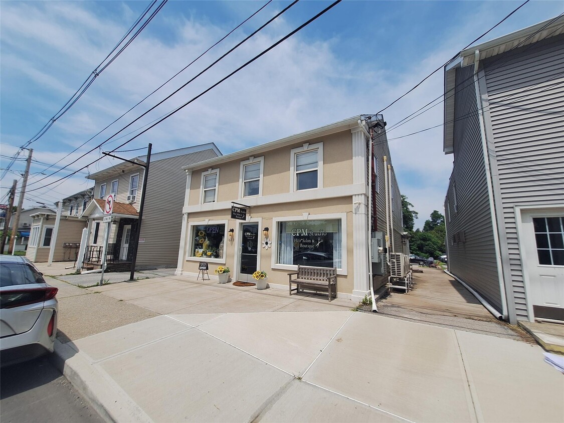 Primary Photo - 1613 Main St