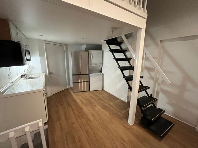 Building Photo - 1001 SE 2nd Ct