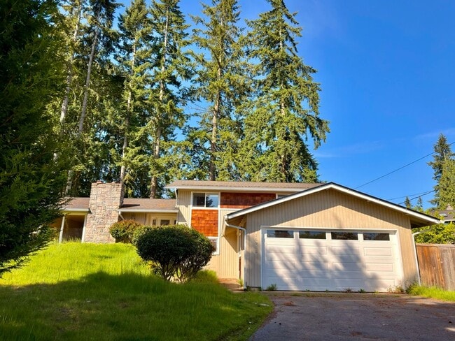 Building Photo - Spacious 4BD/3BA Bellevue Home with Private Backyard & Garage