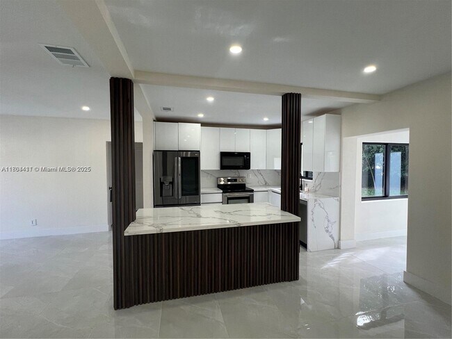 Foto del edificio - 12940 NW Miami Ct