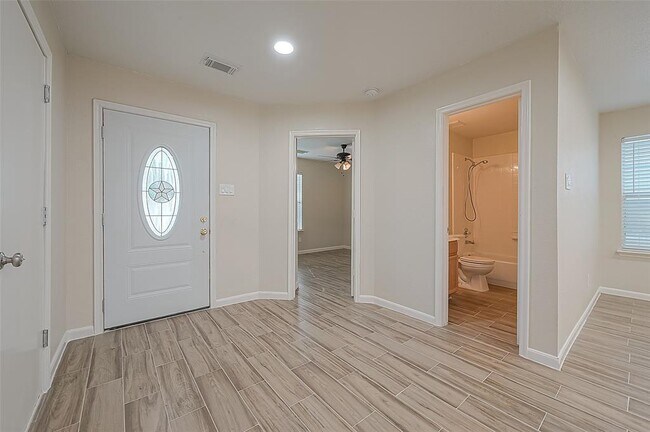 Building Photo - 11330 Log Cabin Ln