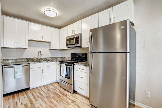 Building Photo - Renovated Beachfront Apartment