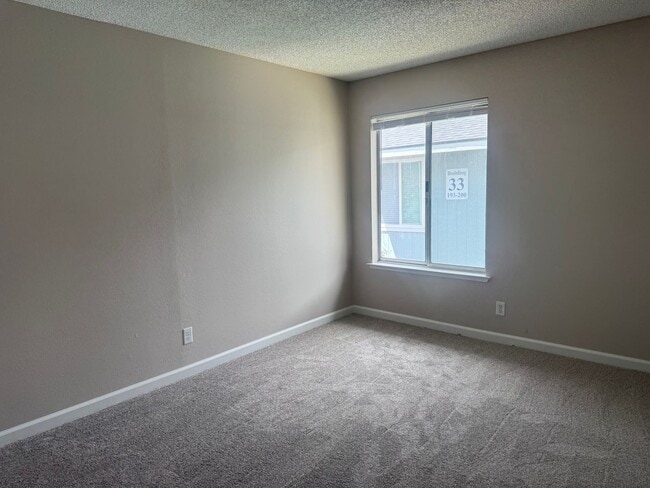 Foto del edificio - Remodeled South East Condo