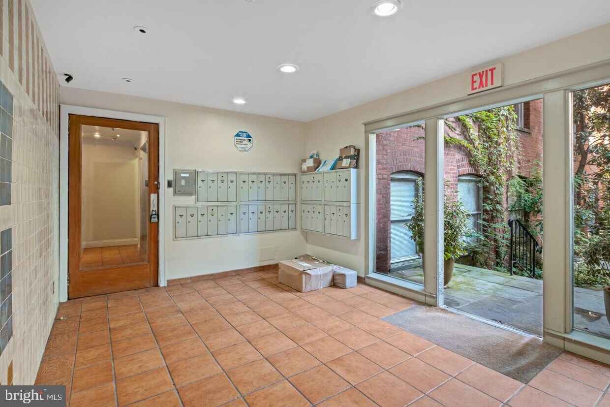 Primary Photo - 1720 Lombard St