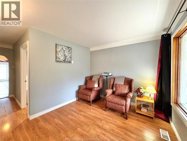 Photo du bâtiment - 1794 Gladstone Ave