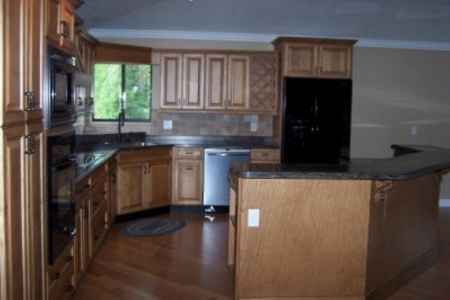 Building Photo - Great 3/2/2 on 1 acre with caged pool