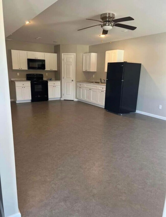 Foto del edificio - 3 bed, 1 bath Apartment