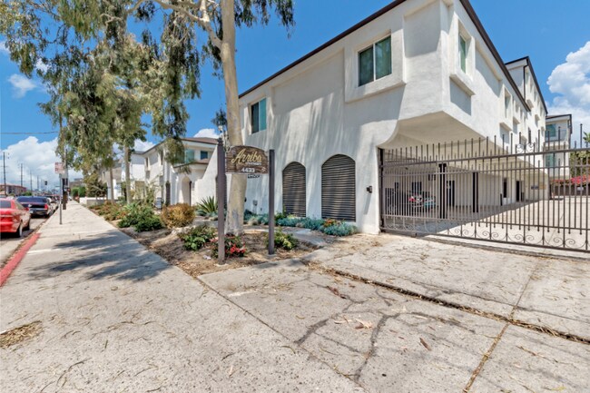 Building Photo - 4433 W 120th St