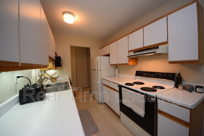 Foto del edificio - 4654 Cedar Lake Rd S