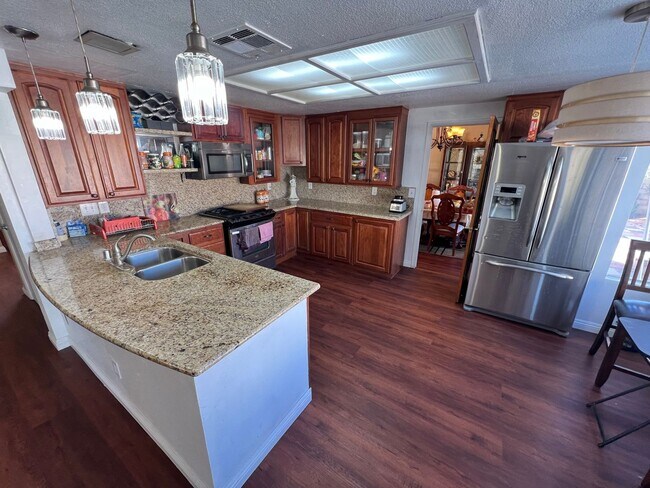 Foto del edificio - 4BD/3BA HOME IN SPRING VALLEY W/ SOLAR, POOL & SPA!
