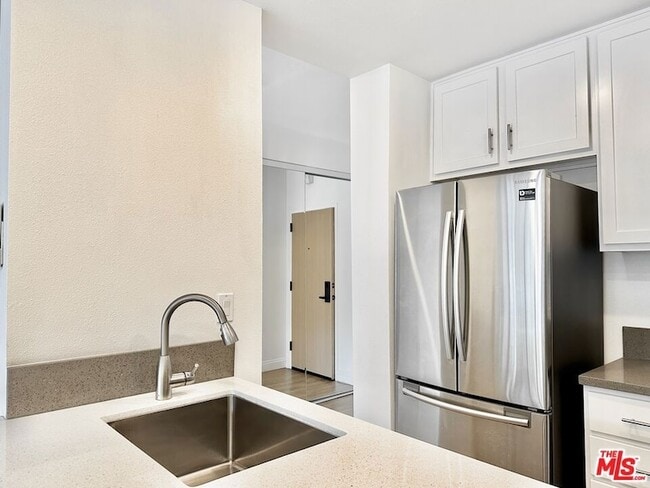 Building Photo - 999 N Doheny Dr