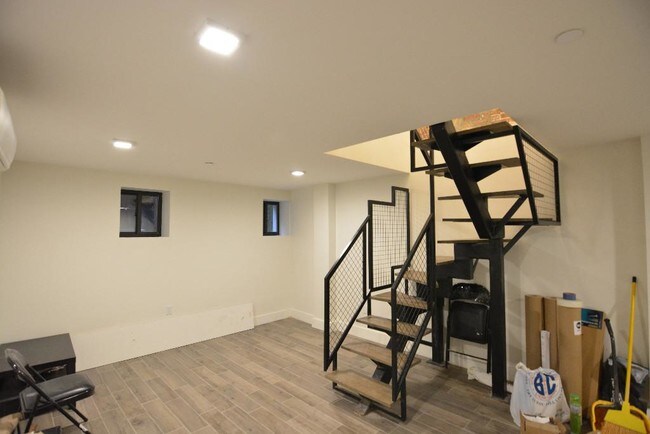 Building Photo - 77 Weirfield St