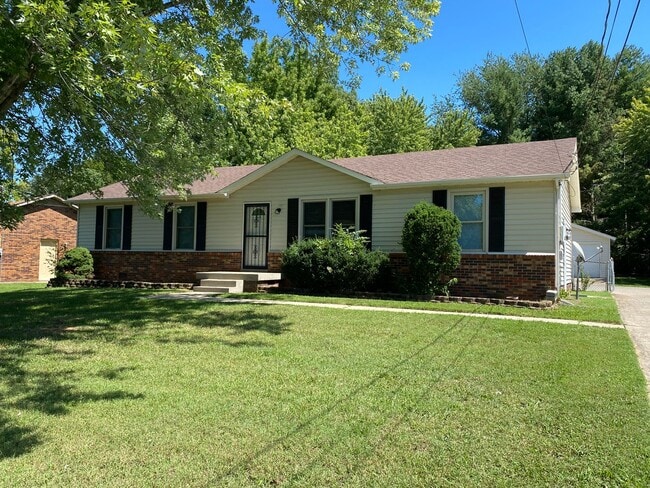 Foto del edificio - Great 3bdr/1.5ba Ranch Home detached garage! This one won't be here long!