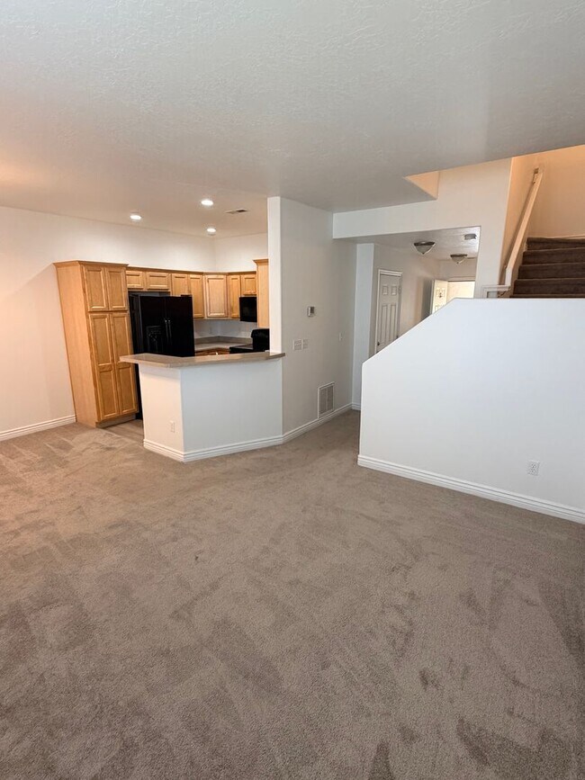 Foto del edificio - PAY NOTHING UNTIL AUGUST 1ST- 3 Bed, 2.5 Bath Townhome in Pleasant Grove