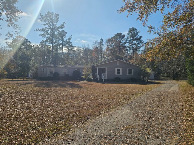 Building Photo - Lovely 3-Bedroom Home with Fenced Yard & R...