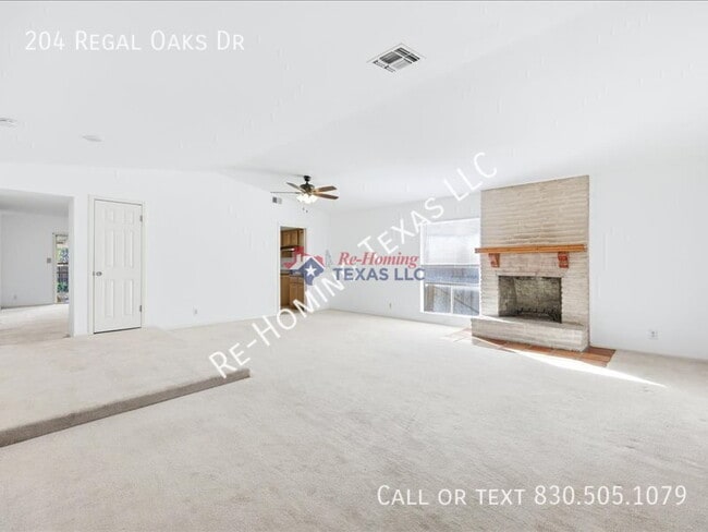 Foto del edificio - 204 Regal Oaks Dr