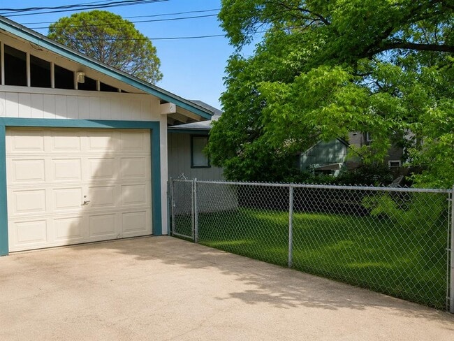 Building Photo - 4812 Avenue H