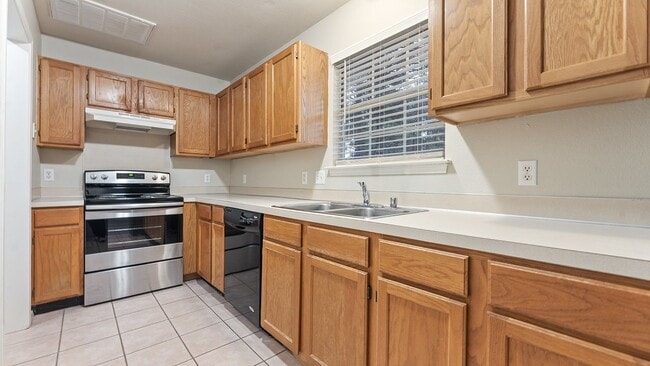 Building Photo - "Cozy 2-Bedroom Duplex Retreat on East Dra...