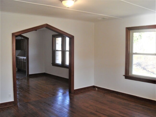 Building Photo - PRE-LEASING | Private Stone Home on Acreage Near Nixa
