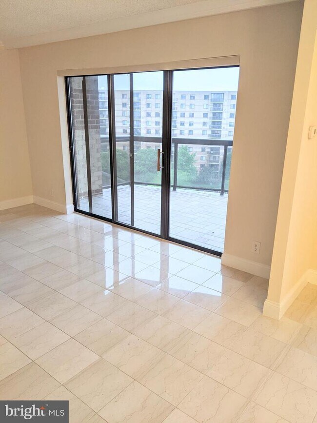 Foto del edificio - 8350 Greensboro Dr