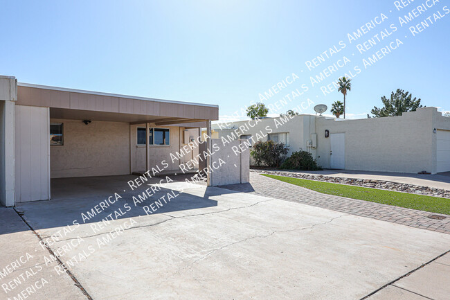 Building Photo - 2BR Townhome on the Golf Course With View ...