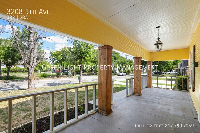 Foto del edificio - 3208 5th Ave