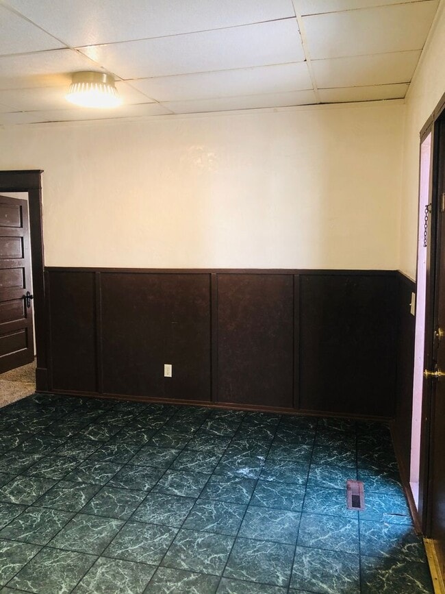 Building Photo - Centrally Located Bungalow