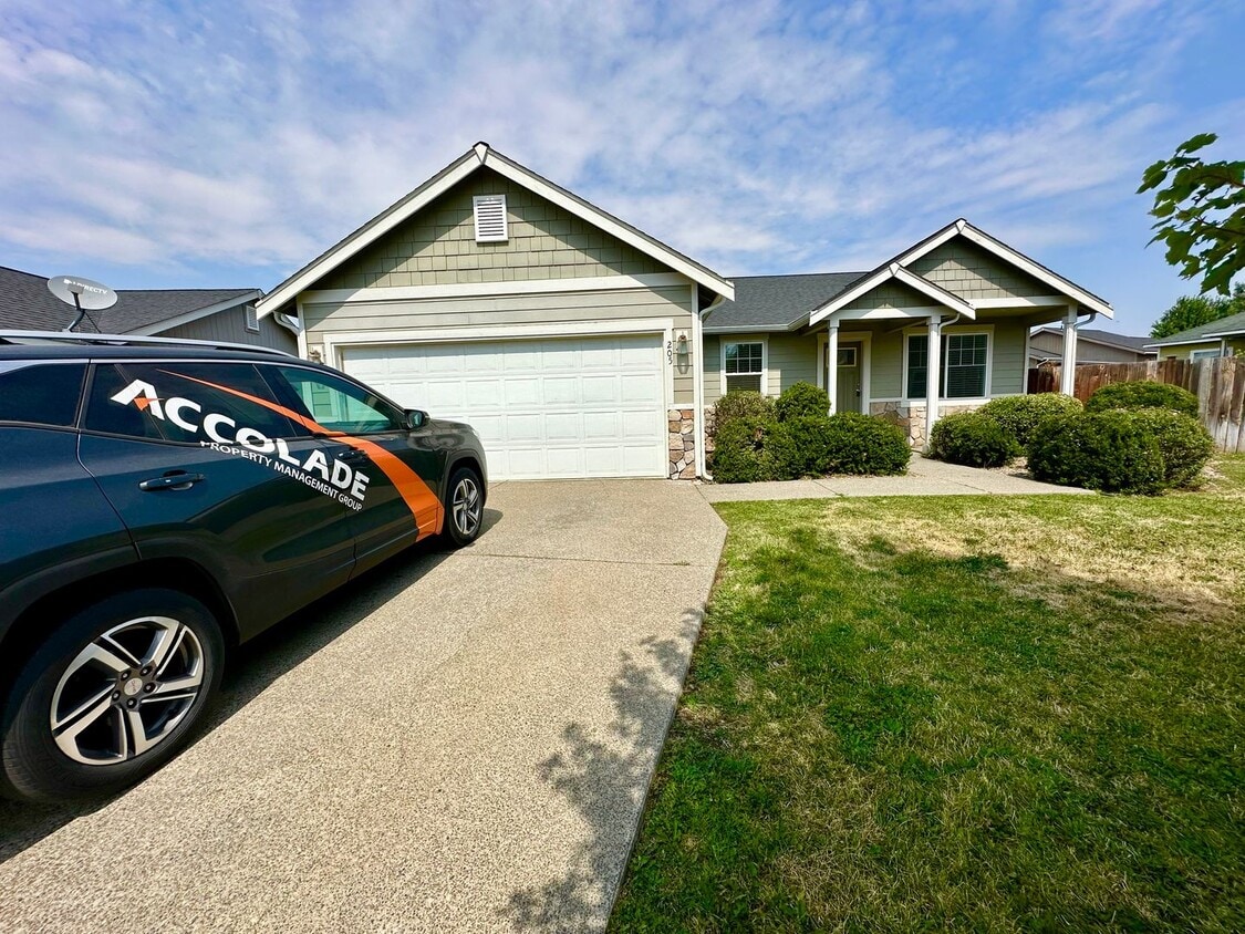 Primary Photo - Spacious 4 Bedroom 2 Bathroom Home on Culd...