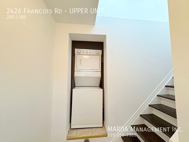 Photo du bâtiment - SPACIOUS 2+1 BEDR/1 BATH UPPER UNIT - EAST...