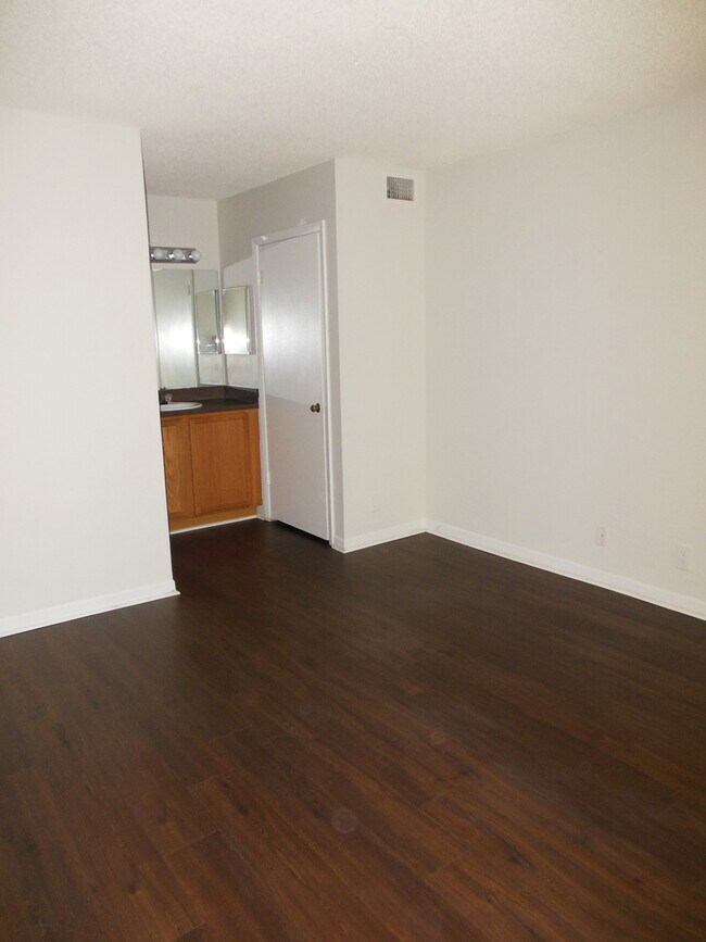 Foto del edificio - ONE BEDROOM ONE BATHROOM! WATERFRONT COMMUNITY!!