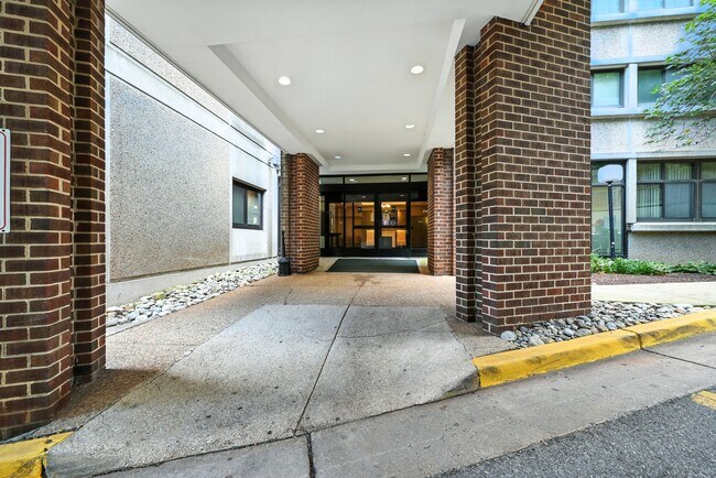 Foto del edificio - 5911 Edsall Rd