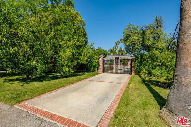 Foto del edificio - 8760 White Oak Ave
