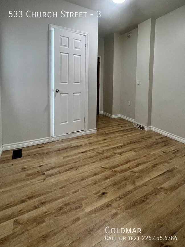 Photo du bâtiment - Bachelor Unit Available Immediately