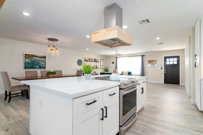 Foto del edificio - 8614 E Malcomb Dr