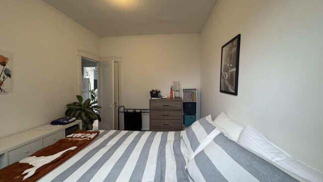 Foto del edificio - 2921 W McLean Ave