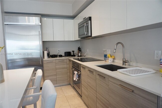 Building Photo - 1300 Brickell Bay Dr