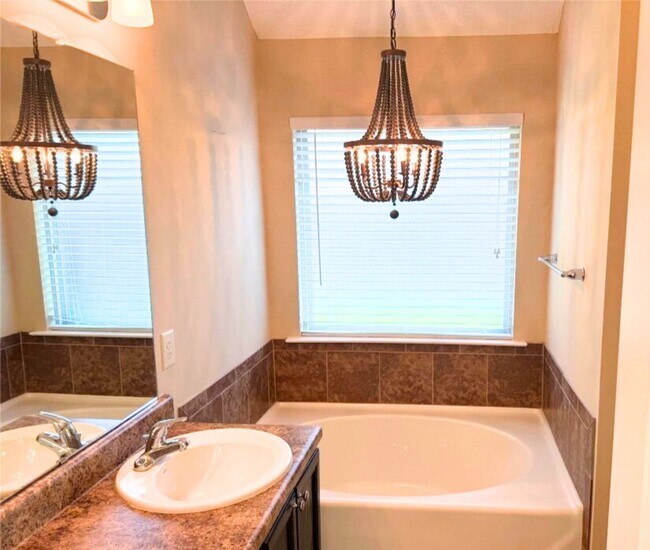 Foto del edificio - AVAILABLE NOW!!!