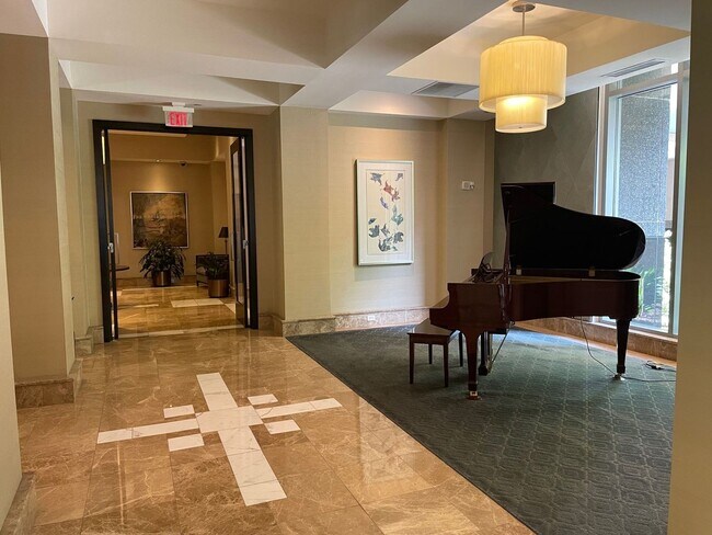 Building Photo - Gorgeous Uptown Condo Now Available!