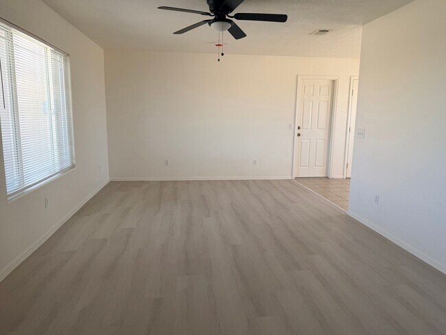 Foto del edificio - 9236 Peach Ave