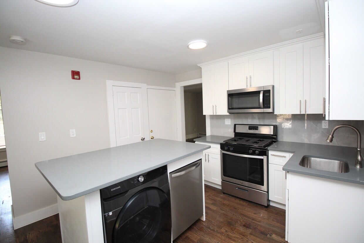 Kitchen Washer / Dryer - 73 W Thames St