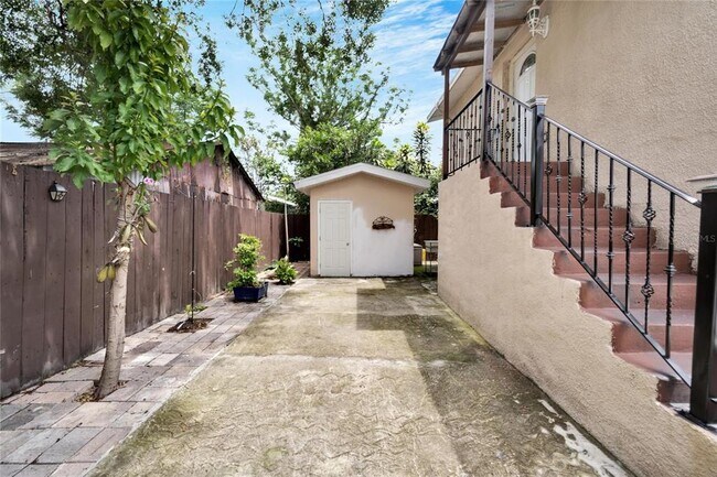 Foto del edificio - 1212 E Columbus Dr