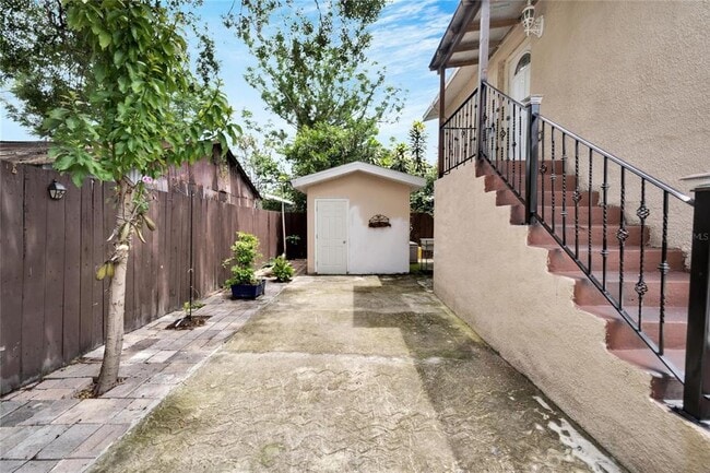 Building Photo - 1212 E Columbus Dr